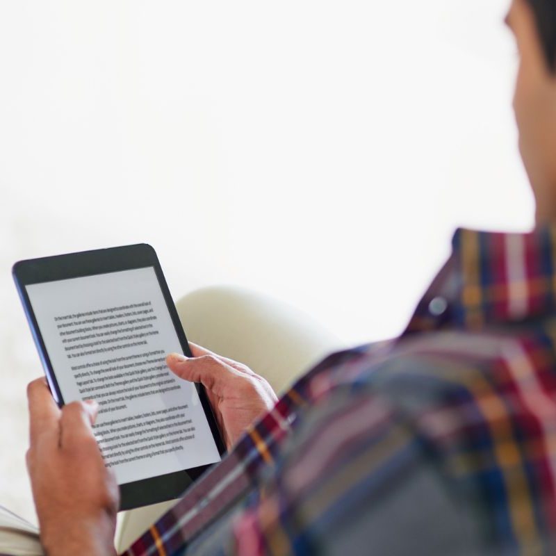 человек читает электронный документ на планшете